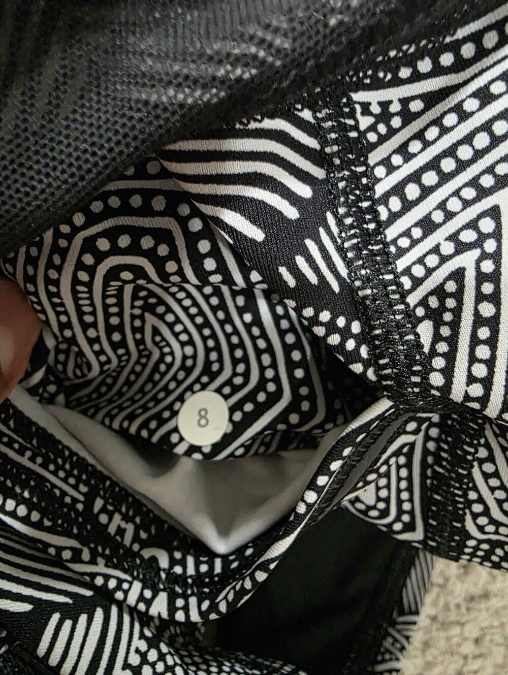 Lululemon shorts with mesh around size 8 - Picture 6 of 6